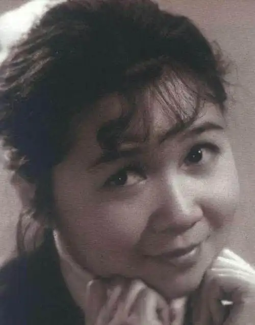 蔡明年轻时照片:黑白照片也挡不住的美.