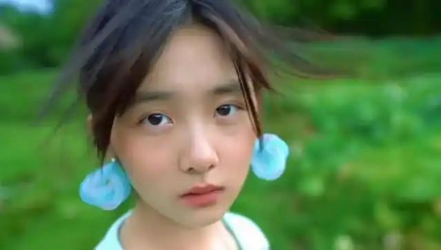 7月27日,黄磊孙莉的大女儿多多(黄忆慈)在社交平台晒出一组夏日美照