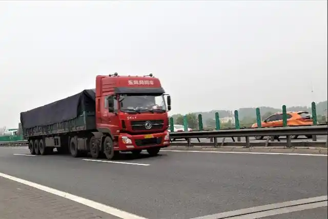 夫妻车已成大货车的主流他们是否真的是夫妻