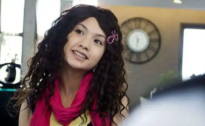 杨丞琳运动后晒健身照,素颜曝光脸颊泛红明显,穿短背心露小蛮腰|李荣