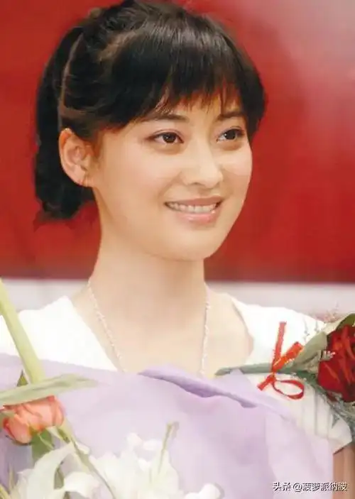 在与著名导演叶大鹰的深入合作中,梅婷逐渐展现出了作为演员的新魅力.