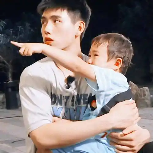 之后,耽改电视剧大火,《镇魂》《陈情令》捧红了朱一龙,王一博,肖战