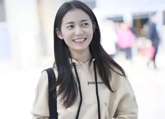 陈钰琪新剧即将上映,机场素颜的她颜值超高,网友:纯素颜?