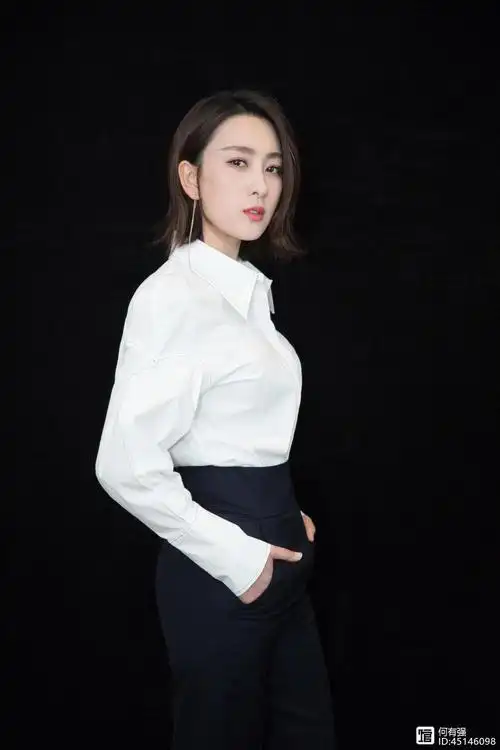 38岁马苏换新发型,变波波头短发配衬衫 西裤干练时髦,减龄时髦