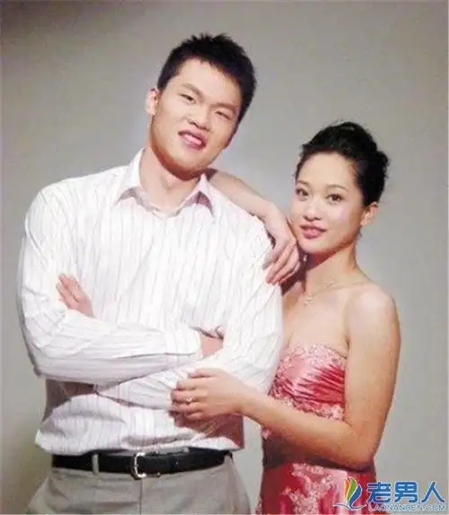 年8月,蓝球名将朱芳雨的结发妻子胡美在个人微博上自曝和丈夫已经离婚