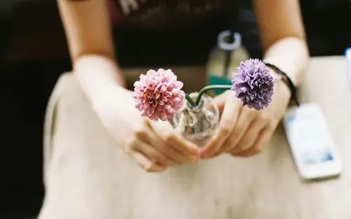 静语流年,安静,沉默,沉寂,伤感,双生花,手,捧着,小花,手机,nobita,^0