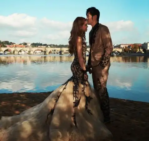 周杰伦与昆凌将在英国伦敦举行婚礼,最新曝出了二人的婚纱照.