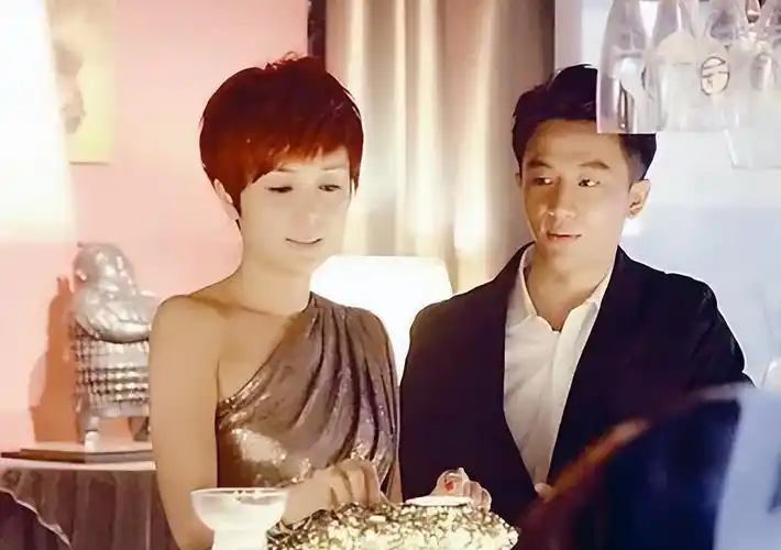 当时,媒体透露黄轩非常喜欢徐璐,甚至曾经7次跟她表白.