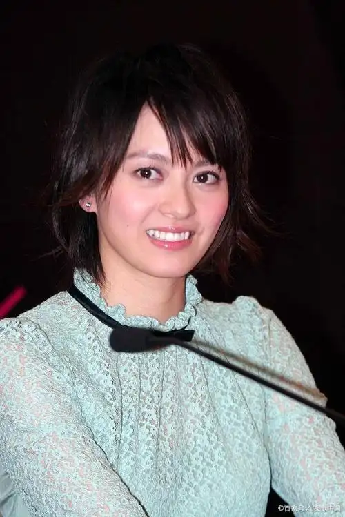 梁咏琪五年后再开演唱会,女儿现身支持,成龙和刘德华送花篮