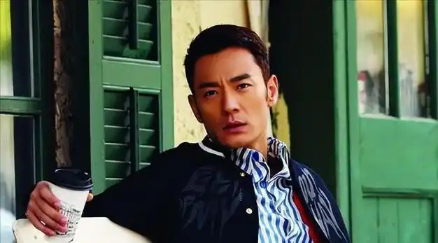 郝蕾刚刚结束与邓超的恋情,正处于失恋的痛苦之中.