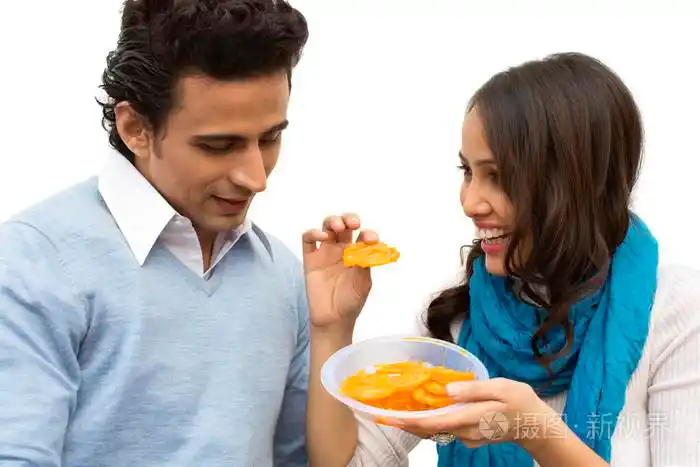 jalebi喂她的男友的女人