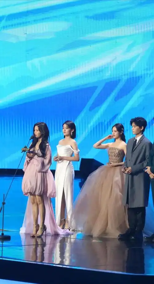 最新无修同框图,杨幂仪态端庄了不少,赵丽颖的脸颊怎么凹了?