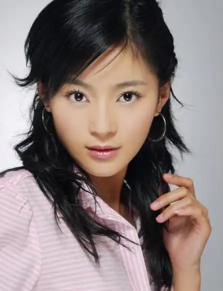 工薪阶层,可为了孩子的前途和梦想,王爸王妈咬牙将女儿送去了军艺学校