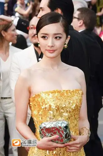 杨幂戛纳勒胸走红毯穿黄金色亮片长裙妩媚图