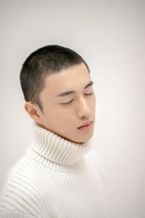 张博涵平头造型清爽有型 纯白毛衣展现阳光气息