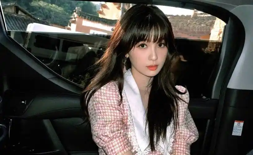 虞书欣梳双马尾穿彩色假毛领针织衫甜美可爱