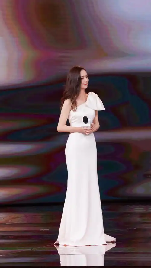 佟丽娅一身白色露肩礼服,出席第十一届#北京国际电影节#开幕式,感受