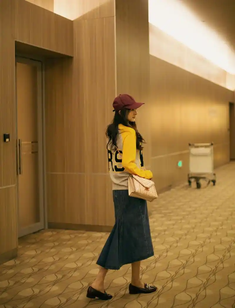 [杨幂][新闻]180910 杨幂启程纽约时装周 字母上衣搭牛仔半裙潇洒时尚