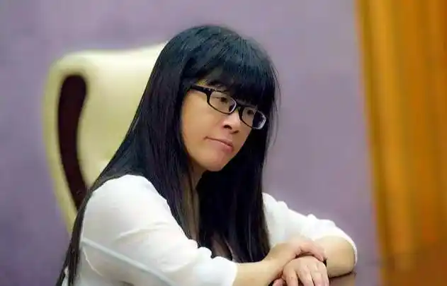 余秀华给公公过父亲节,称呼引网友热议,网友:老公的爸爸叫叔叔