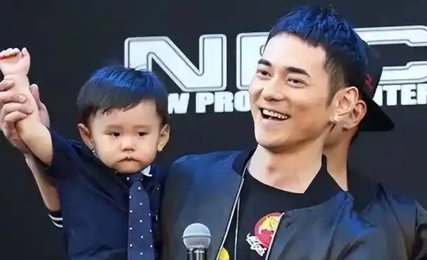 原创曝42岁李晨上海遛娃推简易婴儿车太低调女儿五官清秀超像爸