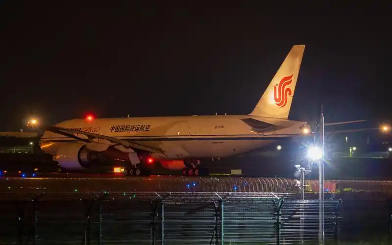 「4k60p」带你一起欣赏浦东机场夜间飞机起降～引擎原声!