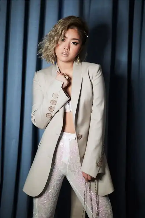 王菊性感亮相时尚盛典 打油诗回应"太白净"