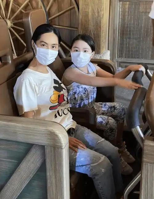 朱茵母女游迪士尼,8岁黄莺身高超妈妈肩膀,扮公主涂指甲好精致_女儿