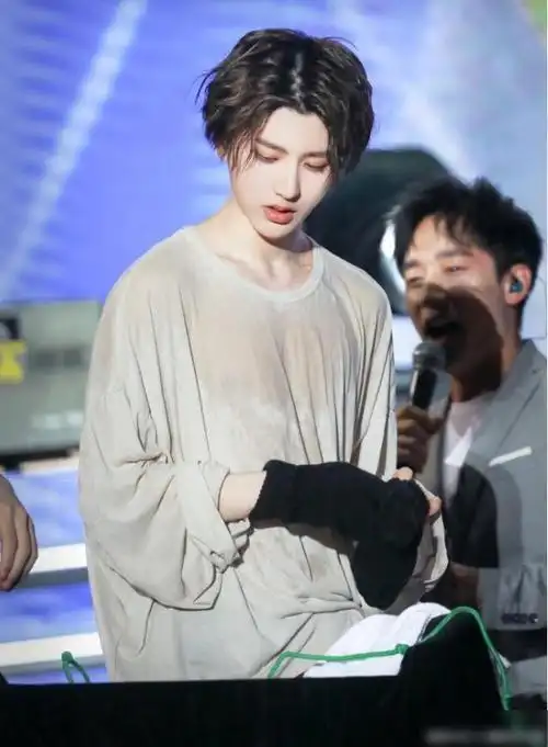 蔡徐坤新专辑大秀肌肉一个镜头最多拍了16遍敬业精神值得称赞