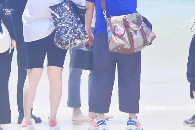 肖战录制《慢游旅行家》的饭拍照片分享,肖战光脚走在海边的沙滩上,如