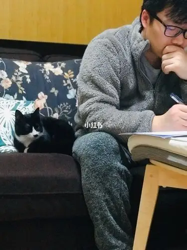 在家宅了一整个月了,长了五斤肉,掐指一算该锻炼一下了,想着下楼跑个