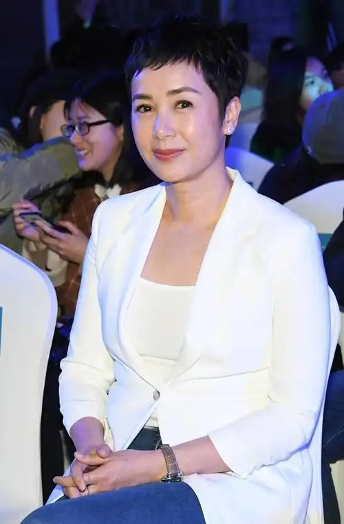 蒋雯丽真是越老越有气场白色西装配牛仔裤干练利落气场全开