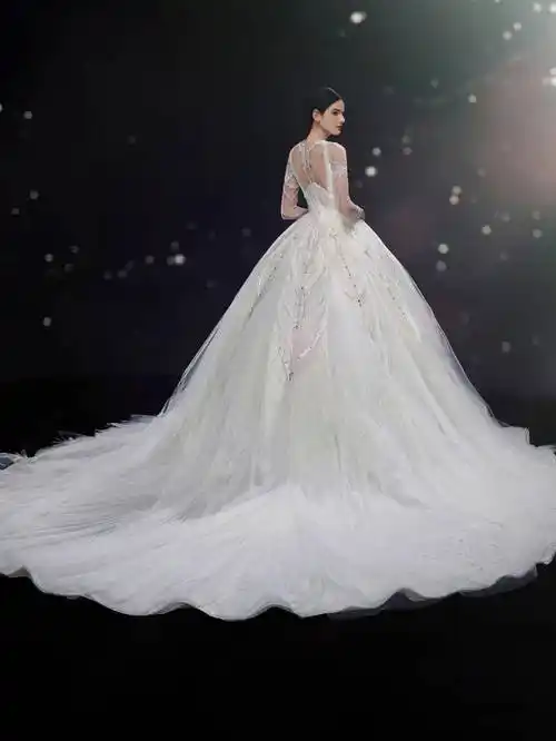 趋势| 2024年纽约婚纱周最新流行趋势,40套blingbling