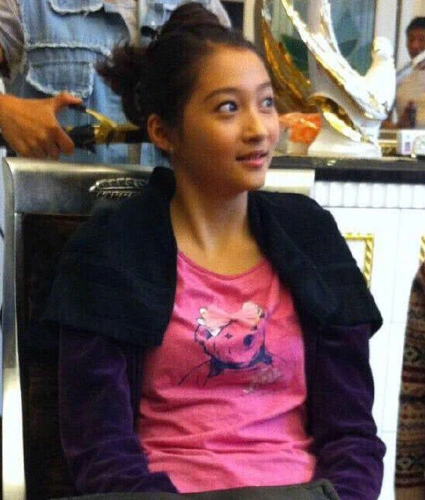 关晓彤"粉红女郎"本人,少女心清新颜,这才是直男偏爱的女孩?