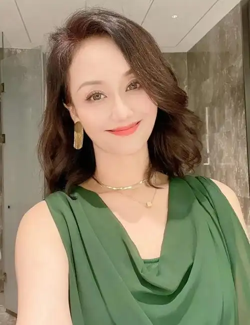 李颖,时尚俏丽,温柔秀丽的写真照!_高清图集_新浪网