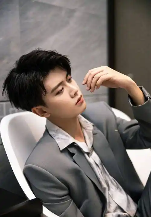 任嘉伦帅气穿搭,少年感十足,眼中是万千星河,搭配更是时尚浪点_颜色