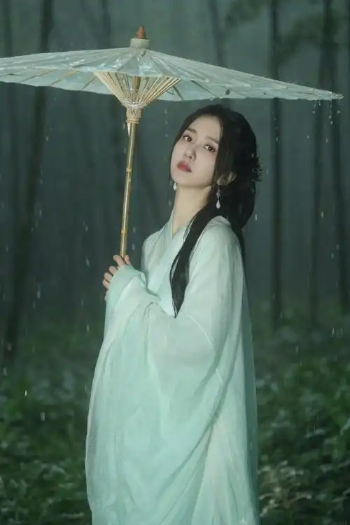 许龄月古风清冷淡雅妆#许龄月穿古装自带氛围感,素雅清冷,竹林值哪