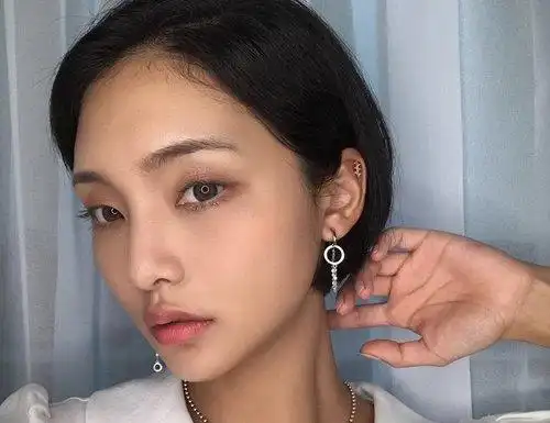 秋季女生离子烫短发效果图头发多女生梳短直发百变才够味儿