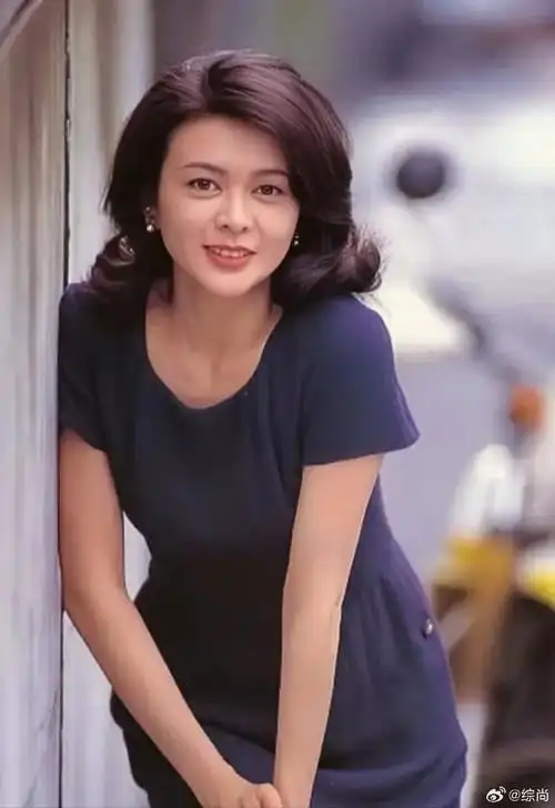 关之琳的五官精致,脸庞秀气,身材高挑曼妙,皮肤白皙,而且她还长了一双