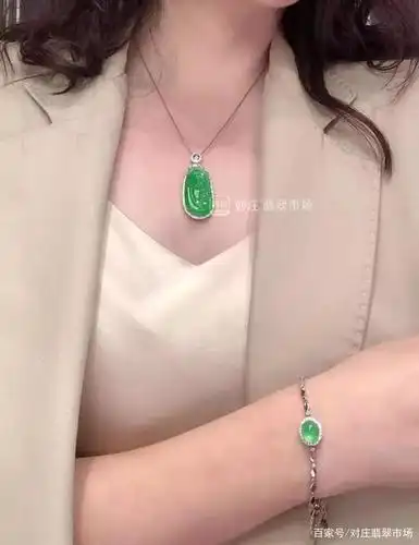 看看精致的女性如何佩戴翡翠