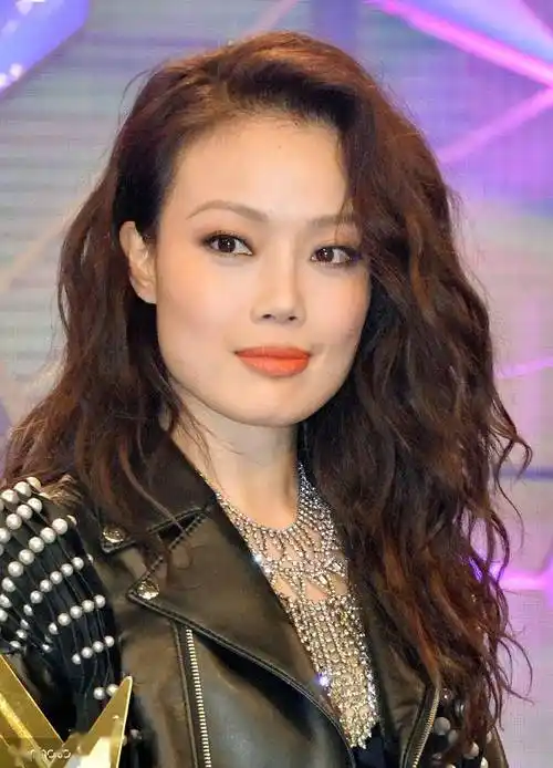 余男,出生于辽宁大连,参演过《敢死队2》等影片,她的性感厚嘴唇令人