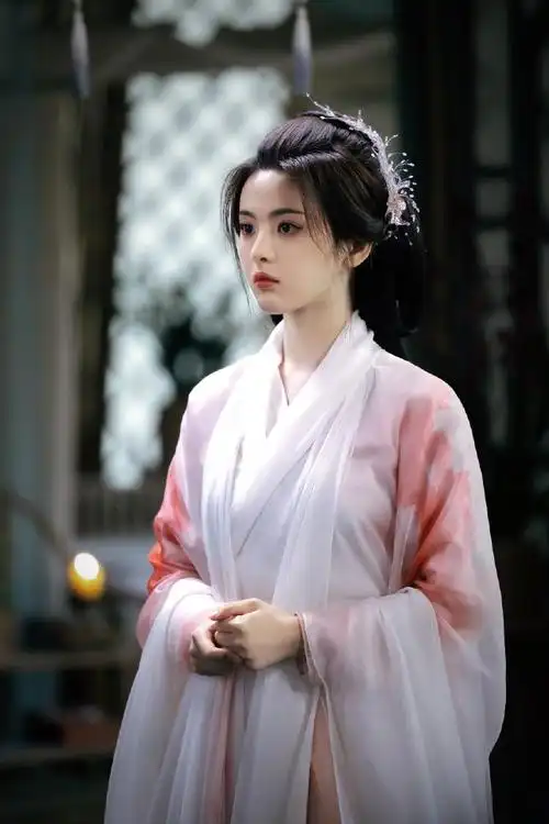 杨超越新剧剧照曝光古装造型温婉动人