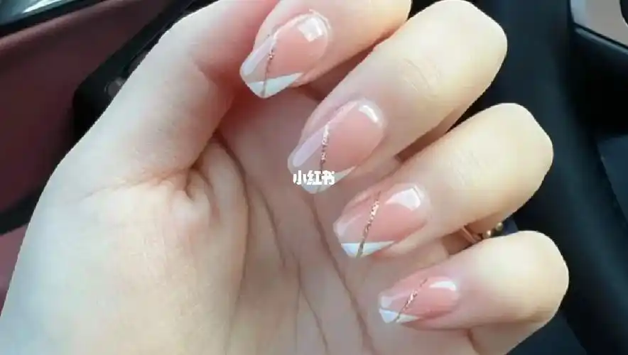 简约款线条美甲耐看又温柔