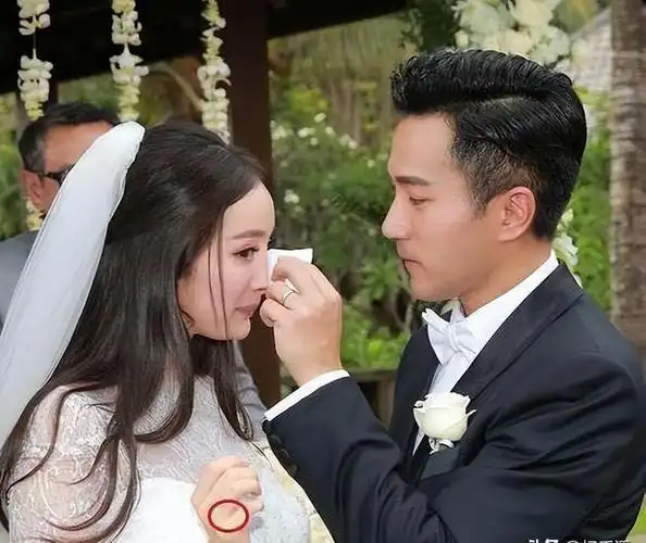 17岁杨幂被49岁成龙搂在怀里,举止亲密,网友:整没整容一目了然