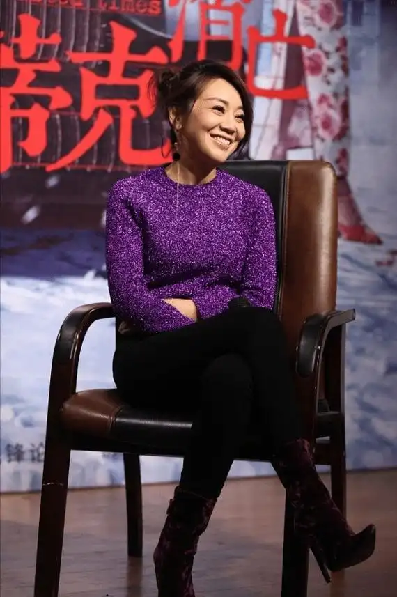 童年滤镜碎了闫妮近照老态明显但短上衣配紧身裤身材还挺好