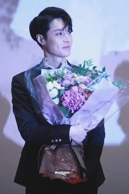 求这类张艺兴和花同时出镜的照片谢谢啦