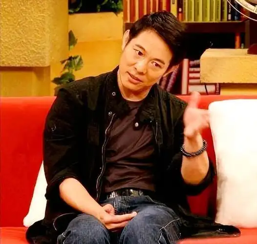 李连杰全家尼泊尔礼佛!62岁利智露面,短发暴瘦,容貌大