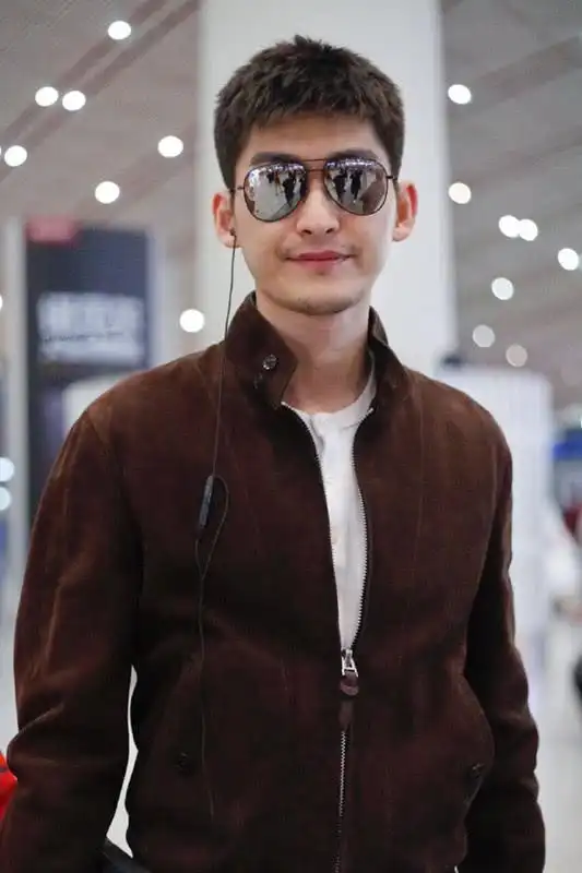 张翰不仅剪成了短发,还留起了小胡子,更帅也更加硬朗了!