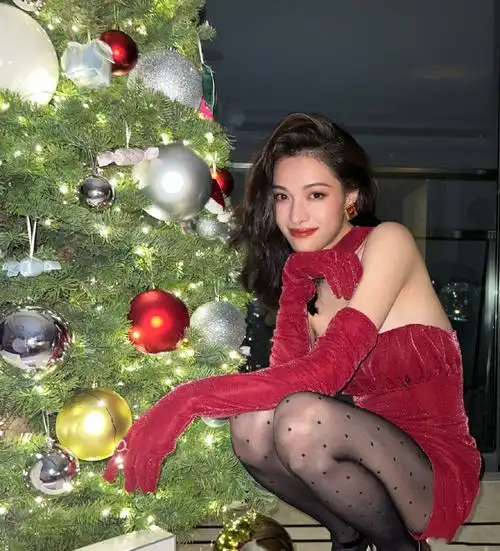 钟楚曦时装周自己化妆,依旧艳压群芳,红裙礼服成标配_腾讯新闻