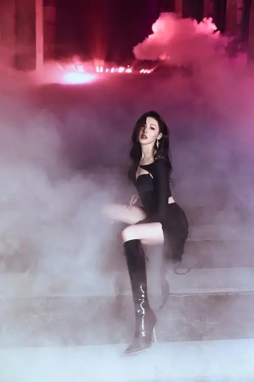 今天的@crystal张天爱是爱跳舞的"爱侦探"04  中午12:00@芒果tv,一