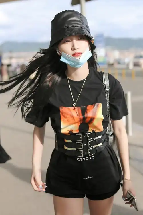 吴宣仪渔夫帽时尚街拍照图片,分享一组吴宣仪图片给大家,图中的明星